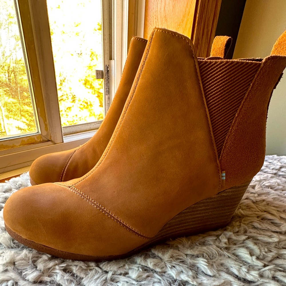 Tom’s Tan Kelsey Wedge Booties / Size 9.5 / Fall Booties / Ankle Boots